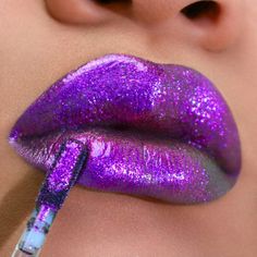 Lipgloss On Lips, Light Purple Lipstick, Lipstick Ideas, Makeup Removal Tips, New Makeup Trends, Shimmer Lipstick, Lip Trends, Metallic Lipstick, Makeup Images