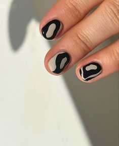 Black N White Short Nails, Spooky Natural Nails, Short Wavy Nails, Alternative Short Nails, Tiny Nail Designs, Simple Easy Nail Designs, Black And White Nails Short, Unique Short Nails, Nail Art Heart