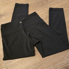 Like New Without Tags! Black Cropped Leggings. Size 2 20" Inseam Lulu Lemon Leggings, Lulu Leggings, Christmas Clothes, Lulu Lemon, Simple Trendy Outfits, Lululemon Leggings, Christmas Wishlist, Ice Skating, Cropped Leggings