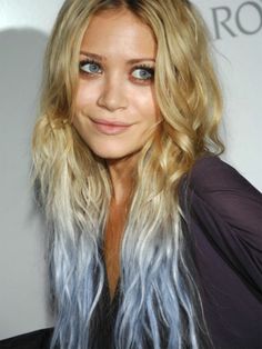 Mary Kate Olsen, baby blue (I like the idea of getting a few streaks of hair a bit brighter than the color of your eyes...a temporary kinda do) Pink Ombre Hair, Hair Chalk, Ashley Olsen, Pastel Hair, Blonde Ombre, Hair Envy, Grunge Hair, Ombre Hair, Hair Dos