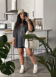 Summer Curvy Girl Outfits, Plus Size Minimalist Outfits Summer, Big Size Outfit Ideas, Plus Size Walking Outfit, Hawaii Outfits Midsize, Summer Outfits Bigger Women, Summer Mid Size Outfits, Sport Outfits Aesthetic