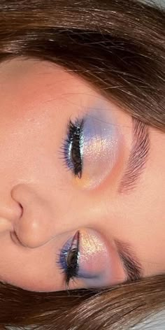 Colorful Sparkly Makeup, Fancy Blue Makeup, Blue White Eyeshadow, Space Makeup Aesthetic, Grunge Makeup 80s, Blue Chrome Eyeshadow, Blue Concert Makeup, Saltburn Makeup, Iridescent Makeup Looks