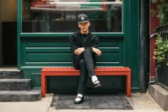 Men Street Look, New Era Yankees, Leon Dore, Loafers Outfit, Teen Boy Outfits, New Era Hats, Chill Fits, Mens Fashion Urban