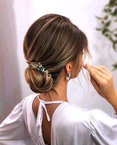 Introducing our stunning emerald green hair comb, designed to perfectly complement bridesmaids' or brides' hairstyles. This small and concise hair accessory exudes elegance, while its sparkling and delicate design adds a touch of glamour to any look. The emerald hair piece boasts a width of approximately 4 inches, making it a versatile and eye-catching piece. It effortlessly enhances various hairstyles, from intricate updos to loose waves, ensuring a sophisticated and polished appearance. Crafted with utmost care, the green hair comb features a combination of crystal rhinestones, pearl beads, and jewelry wire. The exquisite materials work harmoniously to create a green hair piece that captures the light and radiates beauty. The sparkling rhinestones add a touch of brilliance, while the pea Wedding Red Hair, Red Hair Pieces, Bridesmaid Hair Clips, Bridesmaid Hair Pins, Side Braid Hairstyles, Low Bun Hairstyles, Bridal Hair Headpiece, Bridal Hair Piece, Headpiece Hairstyles