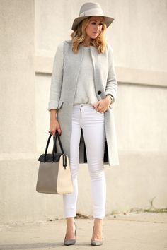 Light Layers Brooklyn Blonde Wearing White Jeans, Fall Business Casual Outfits, Mantel Outfit, Street Mode, Brooklyn Blonde, Winter Mode Outfits, Chaleco Casual, Light Layers, Outfit Street