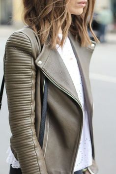 leather jacket chic ootd outfit fashion style street style Taupe Leather Jacket, Fashion Gone Rouge, Look Adidas, Taupe Leather, Looks Street Style, Brown Leather Jacket, Mode Inspo