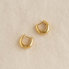 These mini huggie earrings showcase a subtle tapered dome shape—effortless and perfect for everyday wear. Crafted in gold vermeil. 


Inner diameter: 7.3mm

Outer diameter: 12.5mm x 13mm 

Hinge back closure Minimalist Earring, London Blue Topaz Ring, Earring For Women, Best Gifts For Her, Stacked Jewelry, Solid Gold Jewelry, Huggie Earrings, Huggie Hoop Earrings, Blue Topaz Ring