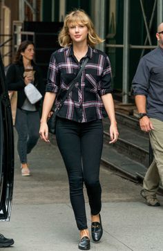 Taylor Swift New York, Black And White Plaid Dress, Taylor Swift Street Style, Summer Taylor, Taylor Swift New, Taylor Swift Outfits, Plaid Dress Shirt, Zooey Deschanel, Looks Black