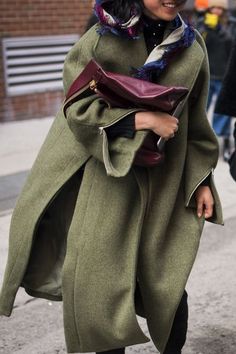 Margaret Zhang, Mode Abaya, Fringe Scarf, Styl Boho, Green Coat, Mode Inspo, Fall Collection, 가을 패션