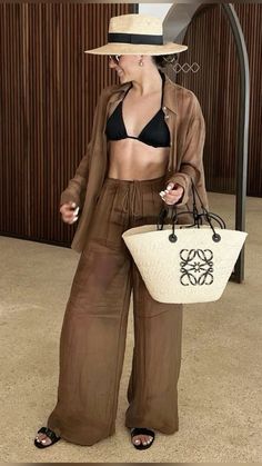 Fashion Outfits Feminine, Lenin Pants, Loewe Basket Bag, Aesthetic Outfit Ideas For School, Modest Street Fashion, European Outfits, Outfit Ideas Everyday, Dress Everyday