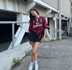 Womens Soccer Jersey Outfit, How To Style A Sports Jersey, Casual Jersey Outfit, Football Jersy Outfits For Women, Korean Jersey Outfit, Blokecore Women Outfit, Football Looks For Women, Styling Sports Jersey, Soccer Jersey Outfit Women Aesthetic