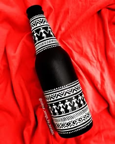 Bottle Art Painting. Matki Painting, Bottles Decoration Diy, Warli Art, Plastic Bottle Art, Black Bottle, زجاج ملون