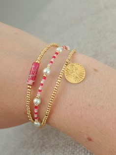 Stainless steel gouden kralen armband met roze natuursteen Summer Jewlery, Gold Beaded Bracelets, Preppy Jewelry, Indie Jewelry, Beaded Necklace Diy, Diy Bracelet Designs, Beads Bracelet Design, Jewelry Accessories Ideas, Beads Bracelets