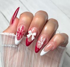 Unique Red Nails Design, Cute Christmas Almond Nails, White And Red Almond Nails, Winter French Tip Nail Designs, Christmas Stellio Nails, Christmas Stilleto Nail, 3d Nail Art Christmas, Red Nail Designs Winter