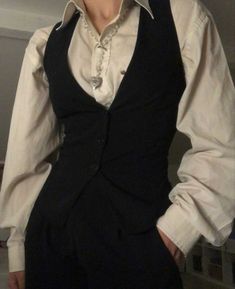 Woman In Suit, Women Vest, Tomboy Style Outfits, Prom Outfits, Black Vest, Moda Vintage, Tomboy Fashion, Fancy Outfits, Suit Fashion