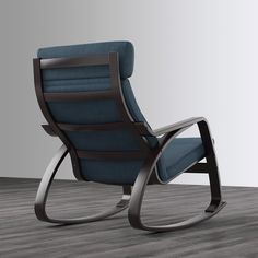 POÄNG Fauteuil berçant, Hillared bleu foncé, Largeur: 68 cm (26 3/4 "). La structure en multiplis cintré offre au fauteuil la souplesse idéale pour vous relaxer. Une variété de coussins vous permettant de changer le look de votre fauteuil POÄNG et de votre salon. Dossier haut pour un bon soutien de la nuque. La structure est garantie 10 ans. Plus de renseignements sur les limites et exclusions dans le livret de garantie. Ikea Armchair, Comfort Space, Wrought Iron Patio Chairs, Upholstered Swivel Chairs, Office Chair Cushion, Luxury Chairs, Bent Wood, Swivel Chairs, Reading Chair