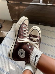 Chuck Taylors Outfit, Colorblock Sneakers, 70s Shoes, Converse Chuck Taylor 70, Brown Converse, Converse Brown, Chuck Taylor 70