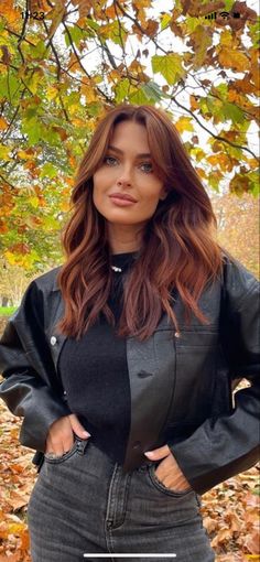 Auburn Hair Dark Eyes, Brown Red Hair Blue Eyes, Blue Eyes Auburn Hair, Red Brown Hair Curtain Bangs, Auburn Curtain Bangs Hair, Copper Hair Color Olive Skin, Dark Red Dimensional Hair Color, Medium Length Red Brown Hair, Red Undertone Balayage