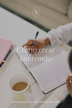 someone is writing in their notebook with the words como crear contendo