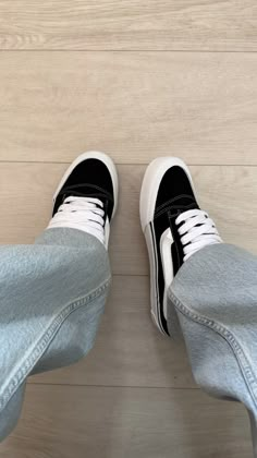 Vans Knu Skool #vans #vansknuskool Elizabeth 2, Vans Outfit, Purse Essentials, Clothes Pictures, Adidas Campus, Adidas Nike, Fashion Lifestyle, Pasta, Street Wear