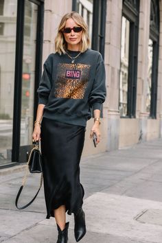 Casual Chique Stijl, Street Mode, Black Skirt Outfits, Walking Down The Street, Miroslava Duma, Rock N Roll Style, Column Skirt