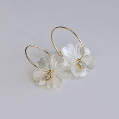 Material: 14k Gold filled Beads: White Mother of Pearl  Flower size: 20mm Earring hoop diameter : 2.3cm Violet Jewelry, Red Garnet Earrings, Flower Hoop Earrings, White Flower Earring, Bridesmaid Gifts Earrings, Earring Hoop, Bridal Accessories Jewelry, Rose Tone, Baroque Pearl Earrings