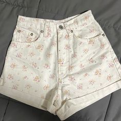 New With Tags. Zara Jean Shorts Size 00. Cream With Flowers Flower Jean Shorts, Cute Spring Shorts With Pockets, Cute White High Waist Bottoms, Cute Floral Print Cotton Bottoms, Cute Floral Print Summer Bottoms, Cute High Waist Bottoms For Spring, Cute Summer Floral Print Bottoms, Floral Print Short Bottoms For Spring, Cute Summer Bottoms With Pockets