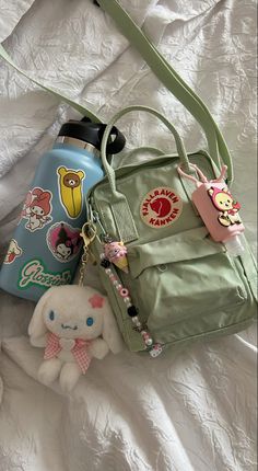 School Bag Essentials, Purse Essentials, Girls Tote, Bags Aesthetic, Bag Essentials