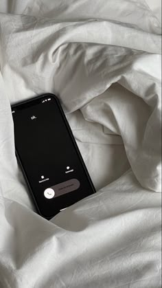 Aesthetic photo with calling phone with clean white minimalist bedding Minimalist Photos, Minimalist Photography, Foto Ideas Instagram, Minimalist Wallpaper, Black And White Aesthetic, Minimalist Aesthetic, White Aesthetic, Aesthetic Iphone Wallpaper, Black Aesthetic