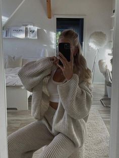 Cosy Fashion Aesthetic, Winter Outfits Cosy, Cozy Home Outfit Aesthetic, Cozy Put Together Outfits, Elegant Lounge Outfit, Cozy Night Out Outfit, Cozy But Stylish Outfits, Cream Lounge Set Outfit, Cozy Saturday Outfit