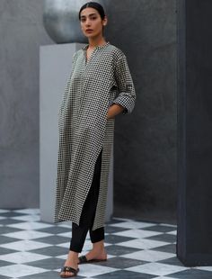 Winter Fashion Indian Wear, How To Style Indian Suit In Winters, Smart Kurti Designs, Work Wear Indian, Winter Pakistani Dresses Casual, Women Office Outfits