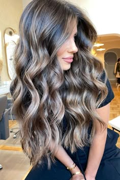 Dreaming of ash brown hair as a way to freshen up your 'do? When you see these 20 shades, you'll want to try ash brown ASAP! Brown Balayage Dark, Chocolate Brown Balayage, Rooty Blonde, Blonde Sombre, Balayage Dark, Blond Ombre, Brunette Hair With Highlights, Brown Hair Balayage, Wavy Wig