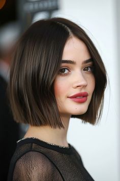 Gerader Bob: 56+ Styles » Blunt Bob ✓ Gerader Bob ohne Stufen ✓ Bob mit Pony ✓ Wispy Bob ✓ Französischer Bob [ ➳ Jetzt inspirieren lassen! ] Celebs With Bobs, Wispy Bob, Bob Straight Hair, 2024 Haircut, Short Dark Brown Hair, Corte Bob, Split Hair, Bob Haircut For Fine Hair, Hair 2024