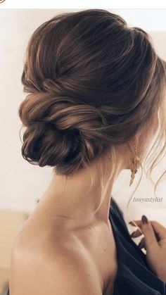 Low Bun Hairstyles, Low Bun, Penteado Cabelo Curto, Formal Hairstyles, Winter Hairstyles, Wedding Hair And Makeup, Bride Hairstyles, Bridesmaid Hair, Prom Hair