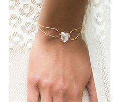 Captured Bracelet Bohol, Bijoux Diy, Crystal Stone, Rock Crystal, Pretty Jewellery, Chain Ring, Delicate Bracelet, Beautiful Jewelry