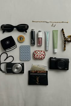 #whatsinmybag #essentials #girlessentials Bag Essentials Aesthetic, Girl Essentials