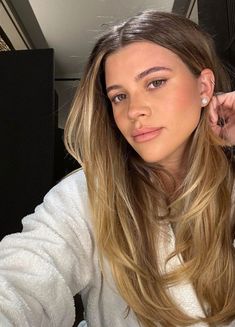 How to Get the Old Money Hair Look | The Everygirl Jenifer Aniston, Bronde Hair, Dark Blonde Hair, Sofia Richie, Hair Inspo Color