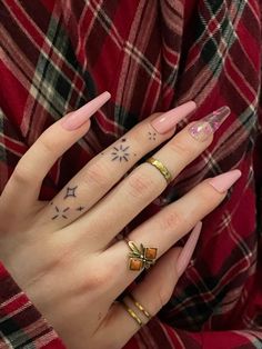 Finger tattoo designs Small finger tattoos Finger tattoo ideas Finger tattoo placement Finger tattoo Finger Decoration Tattoo, Decorative Finger Tattoos, Finger Word Tattoos, Finger Tattoo Placement, Thumb Tattoos For Women, Tattoo Designs Finger, Toe Tattoos For Women, Tattoo Ideas Finger, Side Of Hand Tattoo