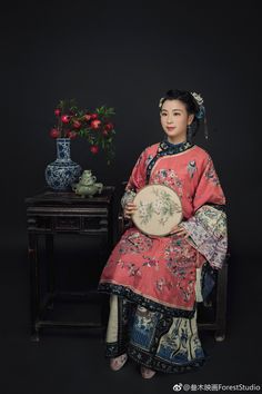 微博 Picking Roses, China Movie, Chinese Traditional Costume, Chinese Costume, Chinese Embroidery, Chinese Clothing, Ancient China