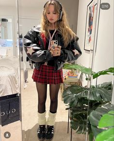 Red Plaid Skirt Outfit, Tartan Skirt Outfit, Red Skirt Outfits, Skirt Outfits Aesthetic, Plaid Skirt Outfit, Red Plaid Skirt, Winter Skirt Outfit, Red Skirts