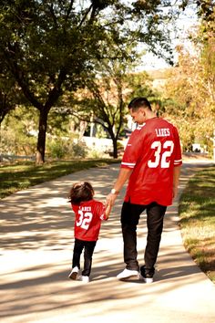 Dad Daughter Photos, Daddy And Daughter Photo Shoot, Daddy And Me Photo Shoot, Fotoshoot Ideas, Father Daughter Pictures, Father Daughter Photos, Basketball Senior Pictures, Daughter Pictures