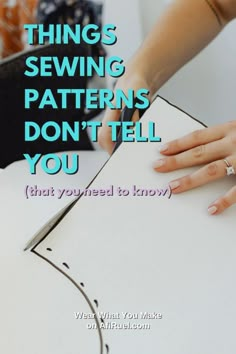 10 Genius DIY Clothes Life Hacks You Need to Try Today! Paper Crafts For School, Clothes Life Hacks, Crafts For School, 1950s Sewing Patterns, Sewing Machine Projects, Sewing Alterations, Flowers Paper, Diy Clothes Life Hacks, Sewing Class