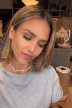 Jessica Alba Hair Short, Short Balayage Hair, Jessica Alba Bob, Expensive Blonde, Medium Length Haircut Men, Brunette Bob Haircut, Bronde Bob, Balayage Hair Bob, Brown Bob Hair