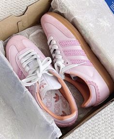 Adidas Samba Outfit, Dr Shoes, Preppy Shoes, Pretty Shoes Sneakers, Cute Nike Shoes, Hype Shoes, Shoe Inspo, Girly Shoes