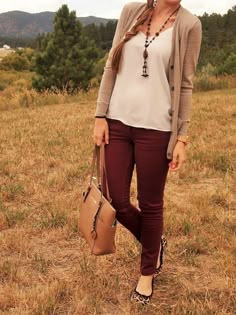 what to wear with skinny khaki jeans 50+ best outfits Warm Fall Work Outfits, Marron Pants Outfit, Colored Jeans Outfits, Erin Sanders, Maroon Pants, Burgundy Pants, Mode Tips, Burgundy Jeans