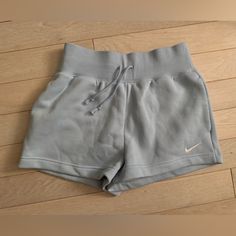 Nike Clothes For Women, Viral Clothes 2024, Vintage Nike Clothes, Nike Clothes Women, Sweat Shorts Outfit, Sport Set Women, Cute Athletic Shorts, Nike Sweat Shorts, Shorts Preppy