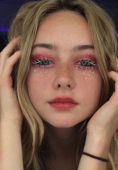 Pink Eyelashes Makeup, White Eyelashes Makeup Look, White Pink Makeup, Halloween Makeup Blonde Hair, White Eyelash Makeup, White And Pink Makeup Looks, Fee Make Up, Pink Mascara Looks, White Freckles Makeup