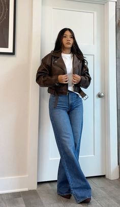 Blue wide leg jeans, withe classic tee shirt, browm biker jacket, pointy browm high heel boots Blue Wide Leg Jeans, Outfit Styling, Casual Dinner Outfit, Heel Boots, Dressy Casual, High Heel Boots, Minimalist Outfit, Fall Outfit, Casual Fits