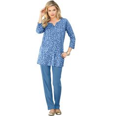 Stitching at notch neckline. Three-quarter sleeves, side slits. Relaxed silhouette. Shirt Stitching, Easy Tunic, Layered Tunic, Tunic Tops Casual, Effortless Outfit, Ladies Of London, Current Fashion Trends, Knit Tunic, Tunic Styles