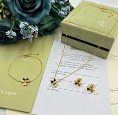 Cleef And Arpels Jewelry, What I Deserve, Van Cleef And Arpels Jewelry, Arabic Jewelry, Van Cleef & Arpels, Jewerly Boxes, Styles Clothes, Van Cleef And Arpels, Gold Jewelry Simple